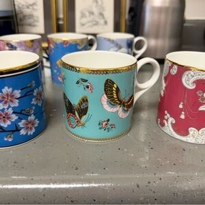 New in original boxes, set of 6 Wedgwood Archive Mugs with gold